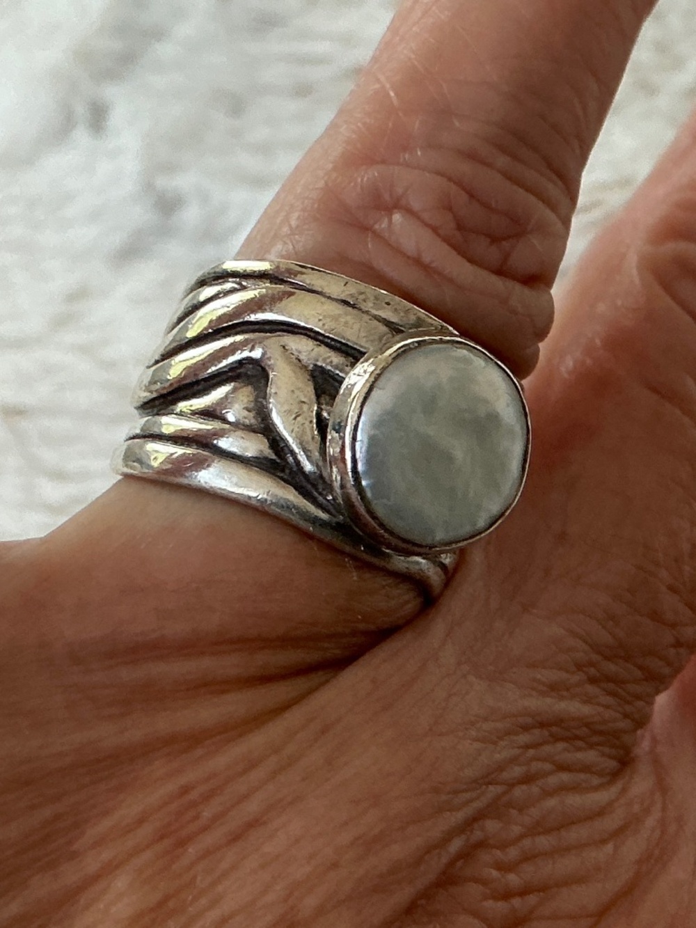 Silver Ring with White Mother-of-Pearl Center - Picture 4 of 12